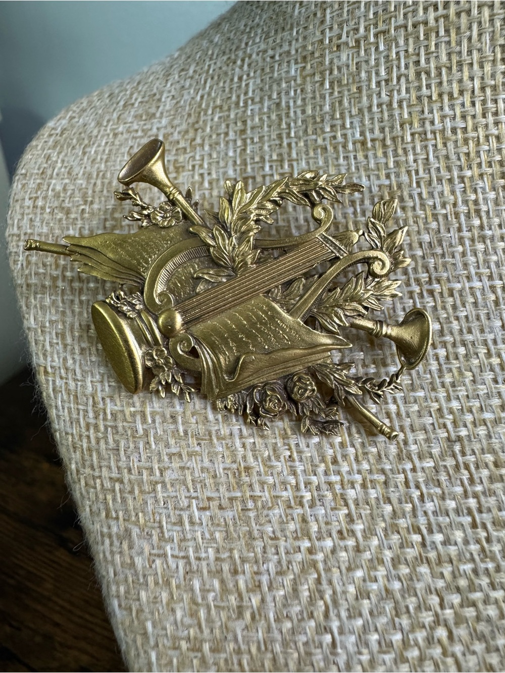 National Gallery of Art Harp Brooch Gold Tone Lyre Laurel Pin Forget Me Not